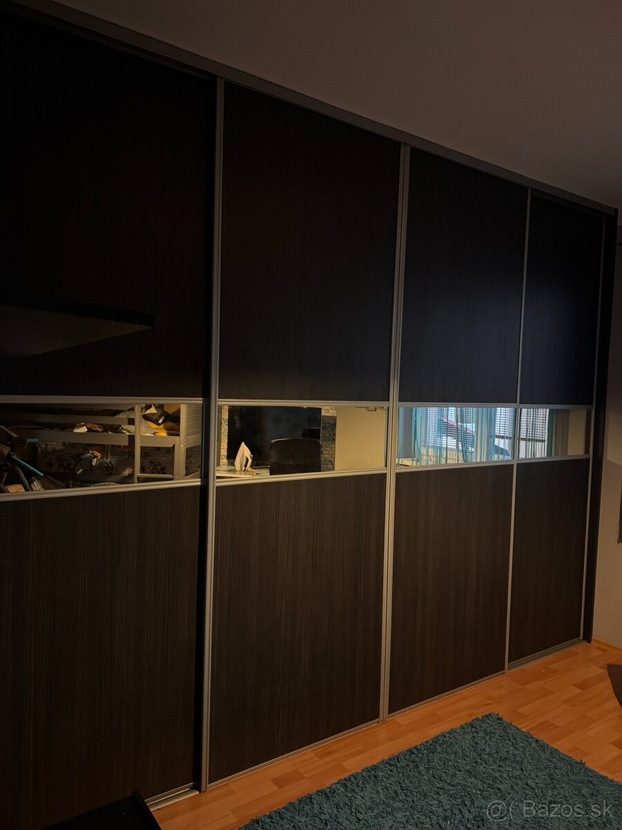 Vstavaná skriňa so zrkadlami