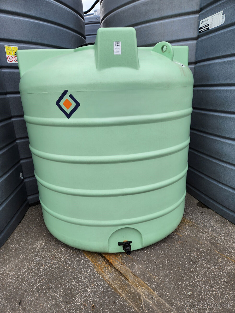 Nádrž na dažďovú vodu 2000 litrov, zelená, biela farba