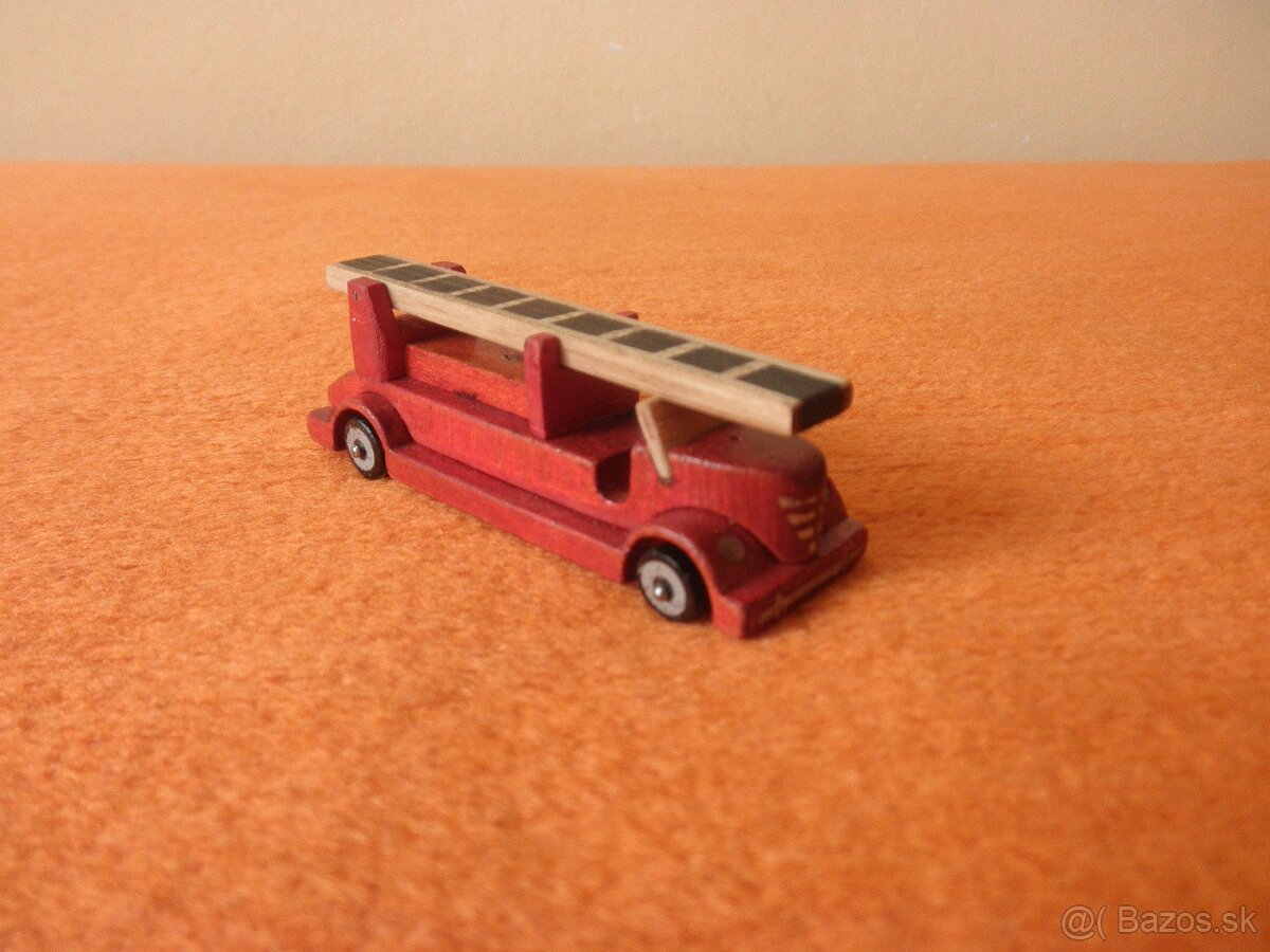 stará hračka - drevené požiarne autíčko Tofa, 50. - 60. roky