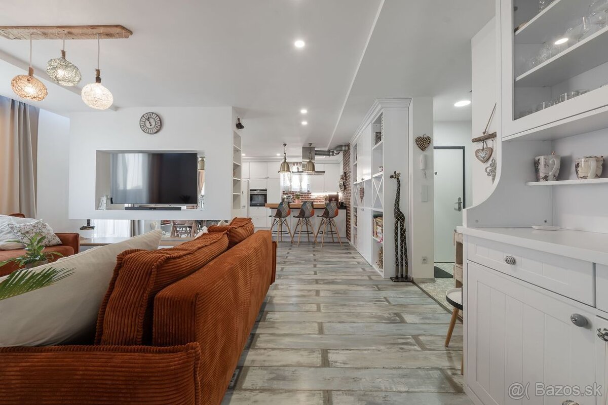 ZELENÁ STRÁŇ - PRIESTRANNÝ 4 IZBOVÝ BYT, 3 TERASY, 2 GARÁŽOV