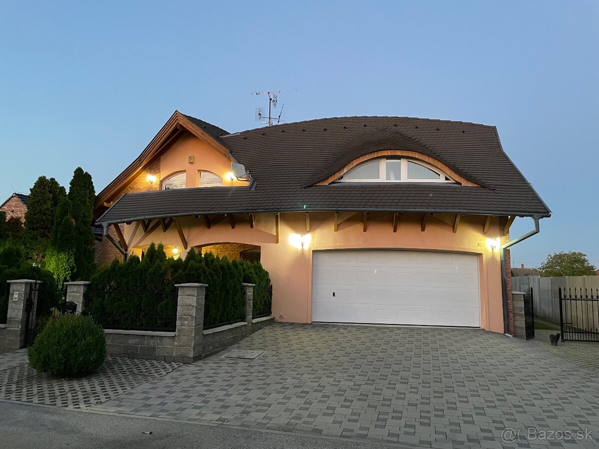 6 izbový rodinný dom s jedinečnou architektúrou,pozemok 1061