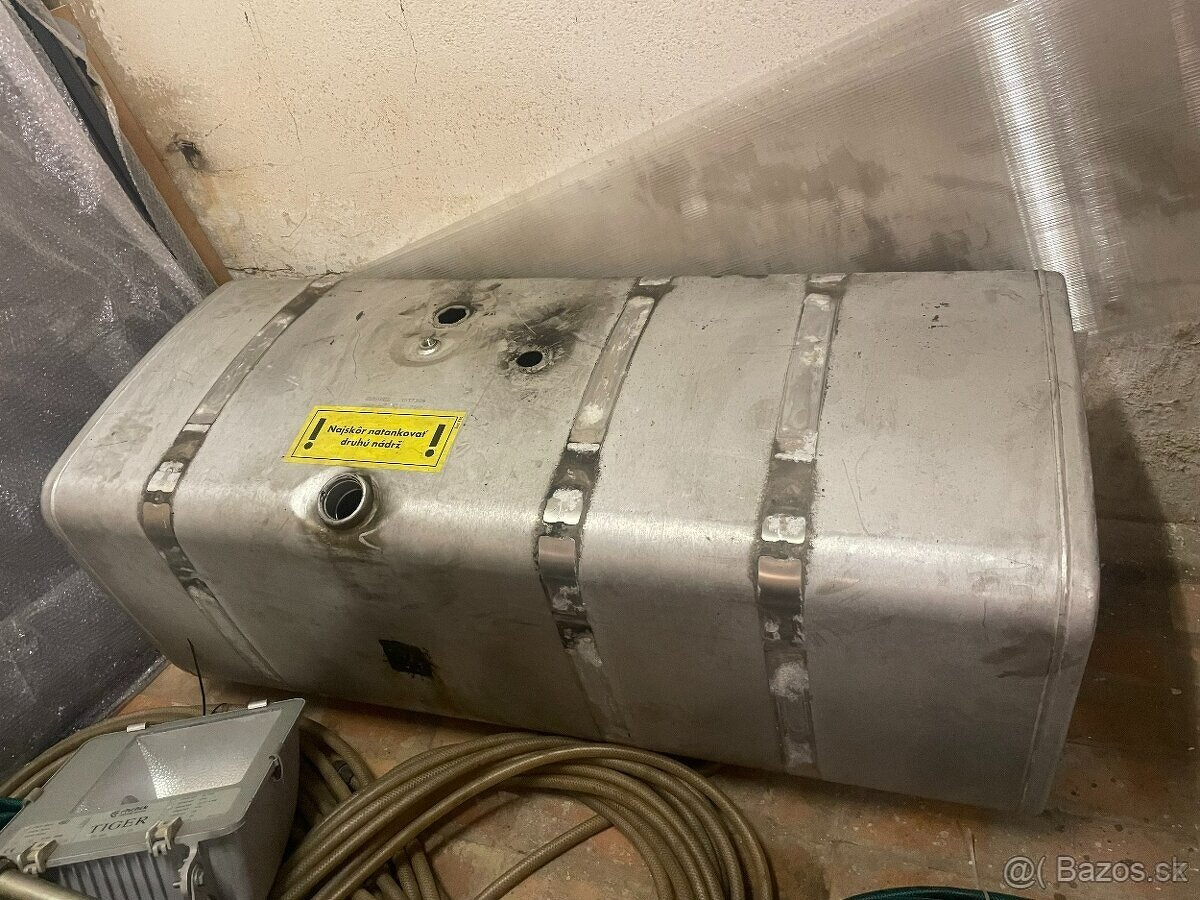 Predám palivovú nádrž na SCANIU - 700 litrov 300 €