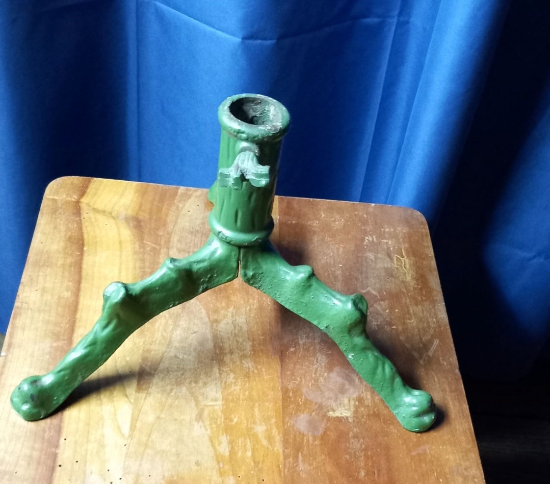 Starožitný liatinový stojan na stromček