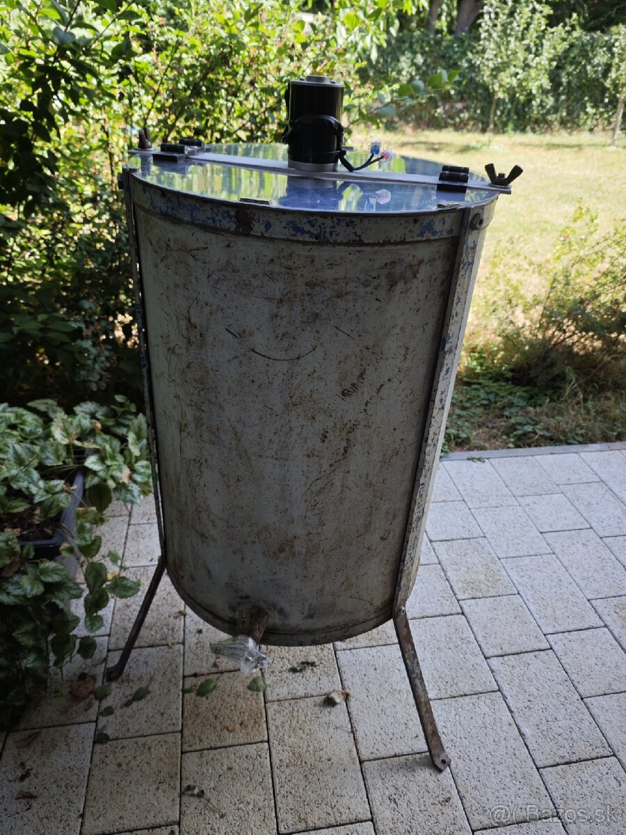 Medomet 3 rámiky, ručný, elektrický pohon.