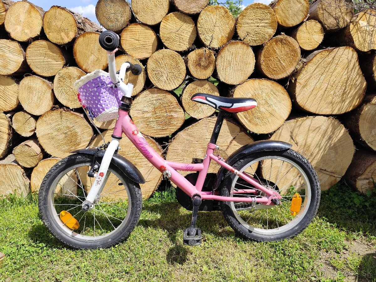 Detský bicykel s pomocnými kolieskami