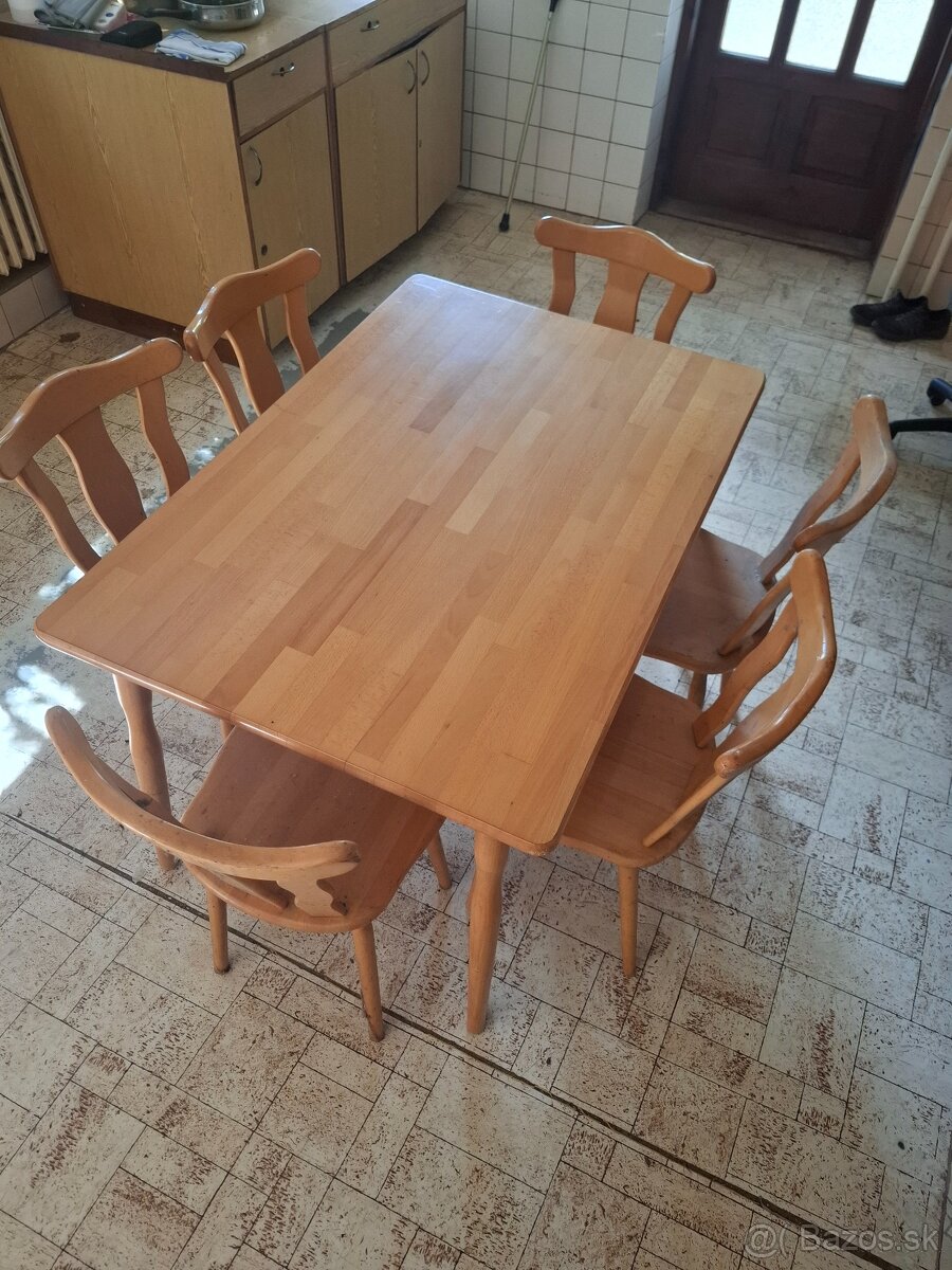 Predám drevené stoly a stoličky.