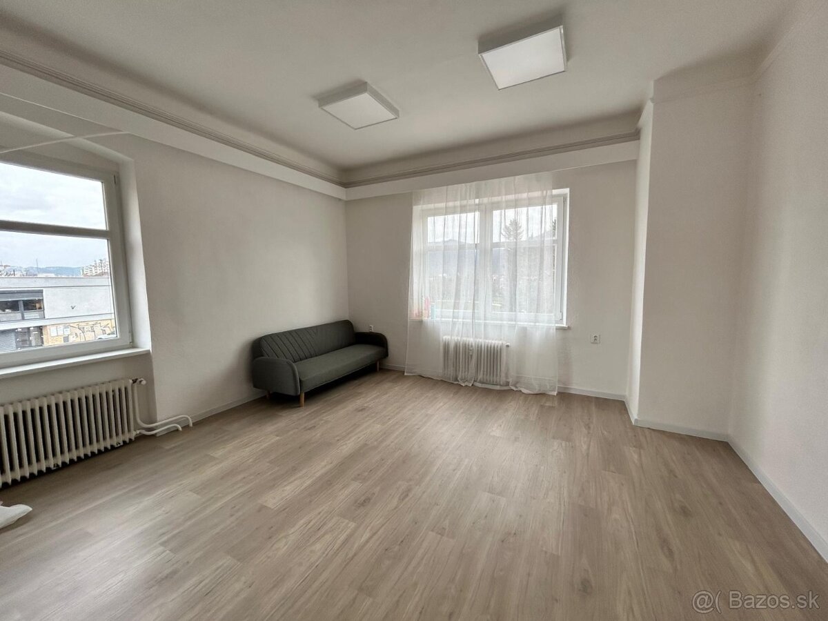 Na prenájom kancelária s parkovaním centrum Banská Bystrica