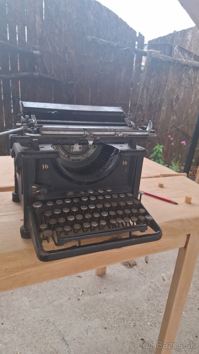 Retro písaci stroj