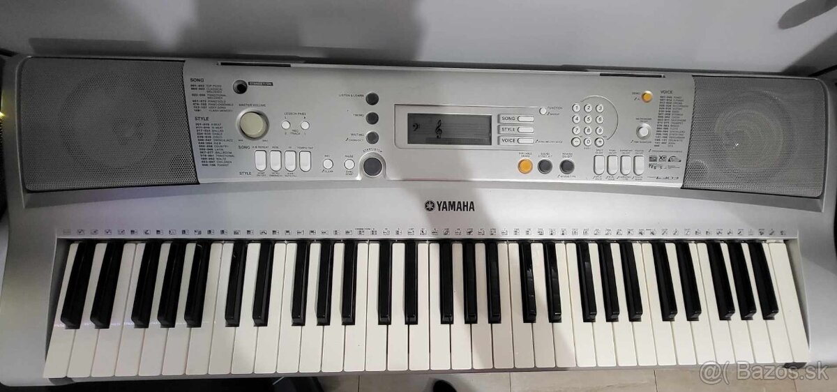 Yamaha PSR-E303