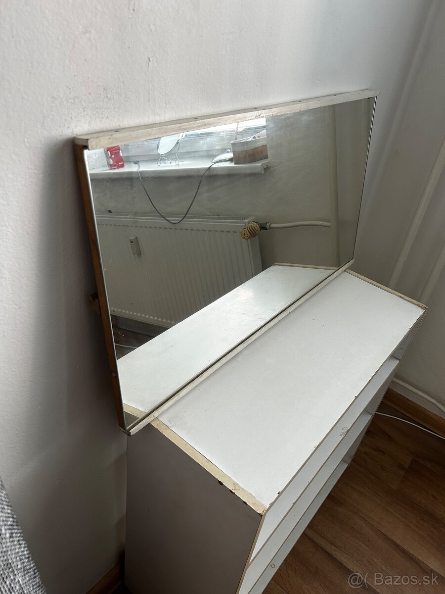 Predám toaletný stolík so zrkadlom