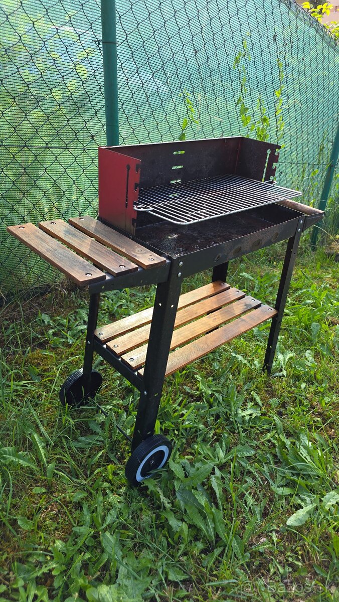 Záhradný gril na uhlie