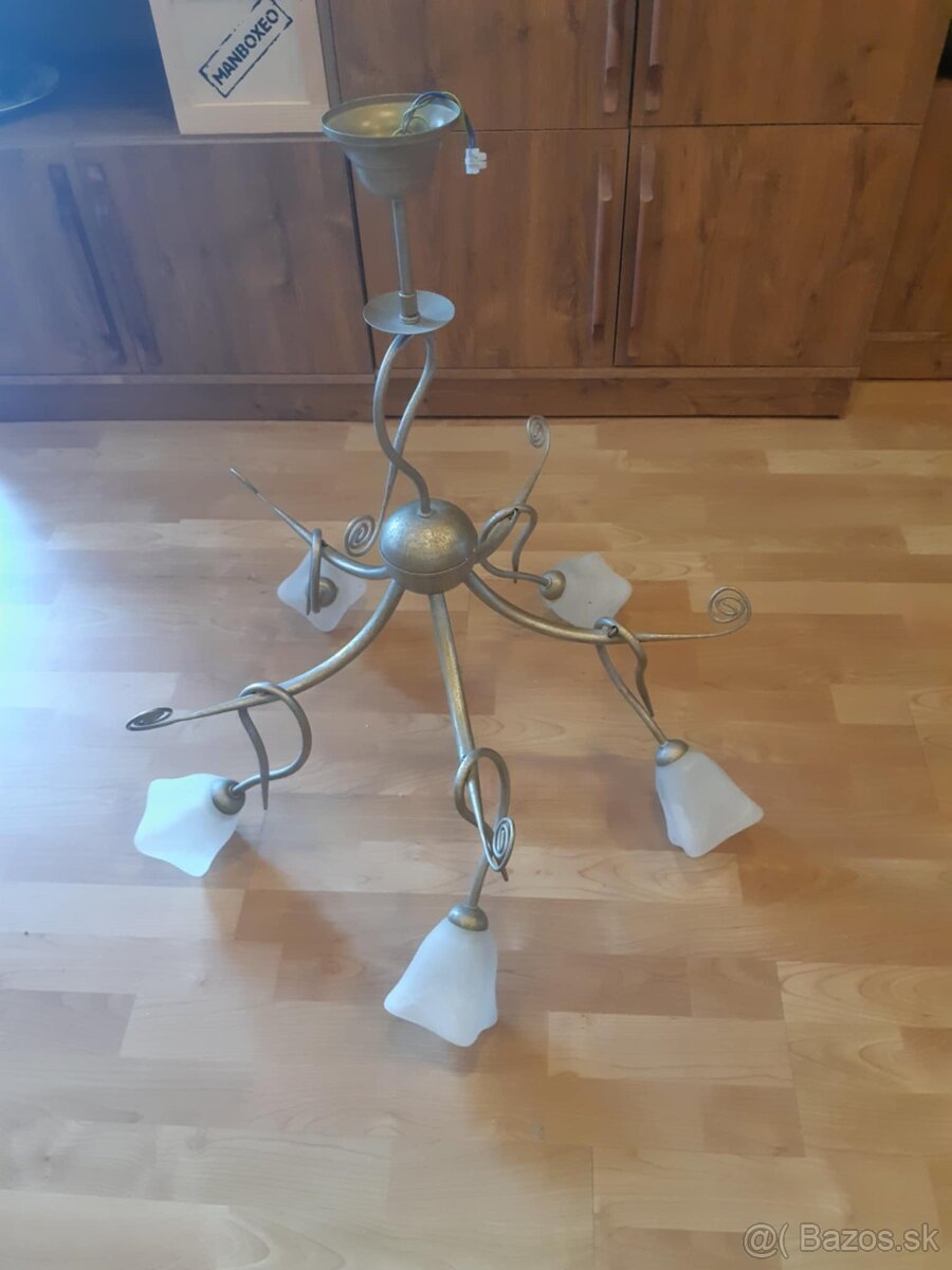 Elegantný kovový luster – 5 ramená, matné sklo, vintage štýl