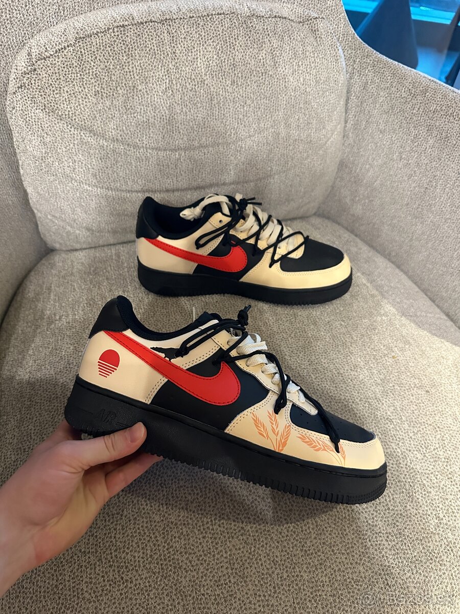Nike Air Force 1 (čierno červené - veľkosť 43)