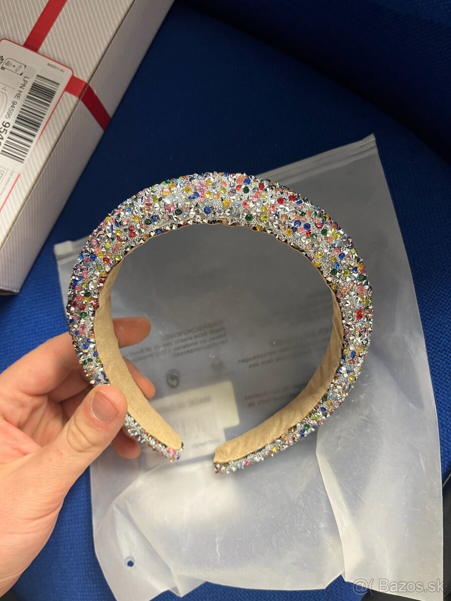 Trblietavá čelenka s farebnými kryštálmi – nová