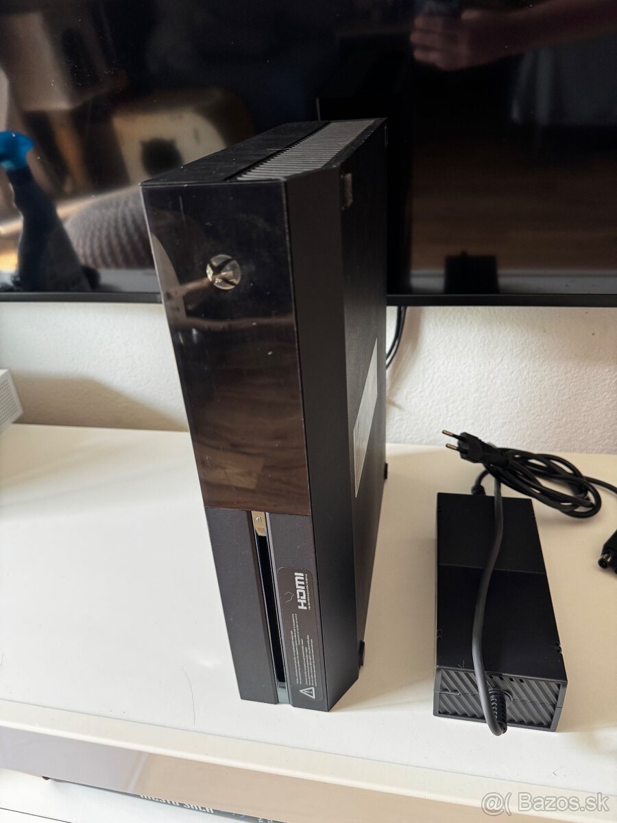 Predám Xbox ONE 500GB s mechanikou na disky
