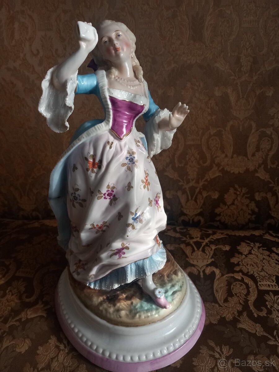 Porcelánová socha- Dáma s listom