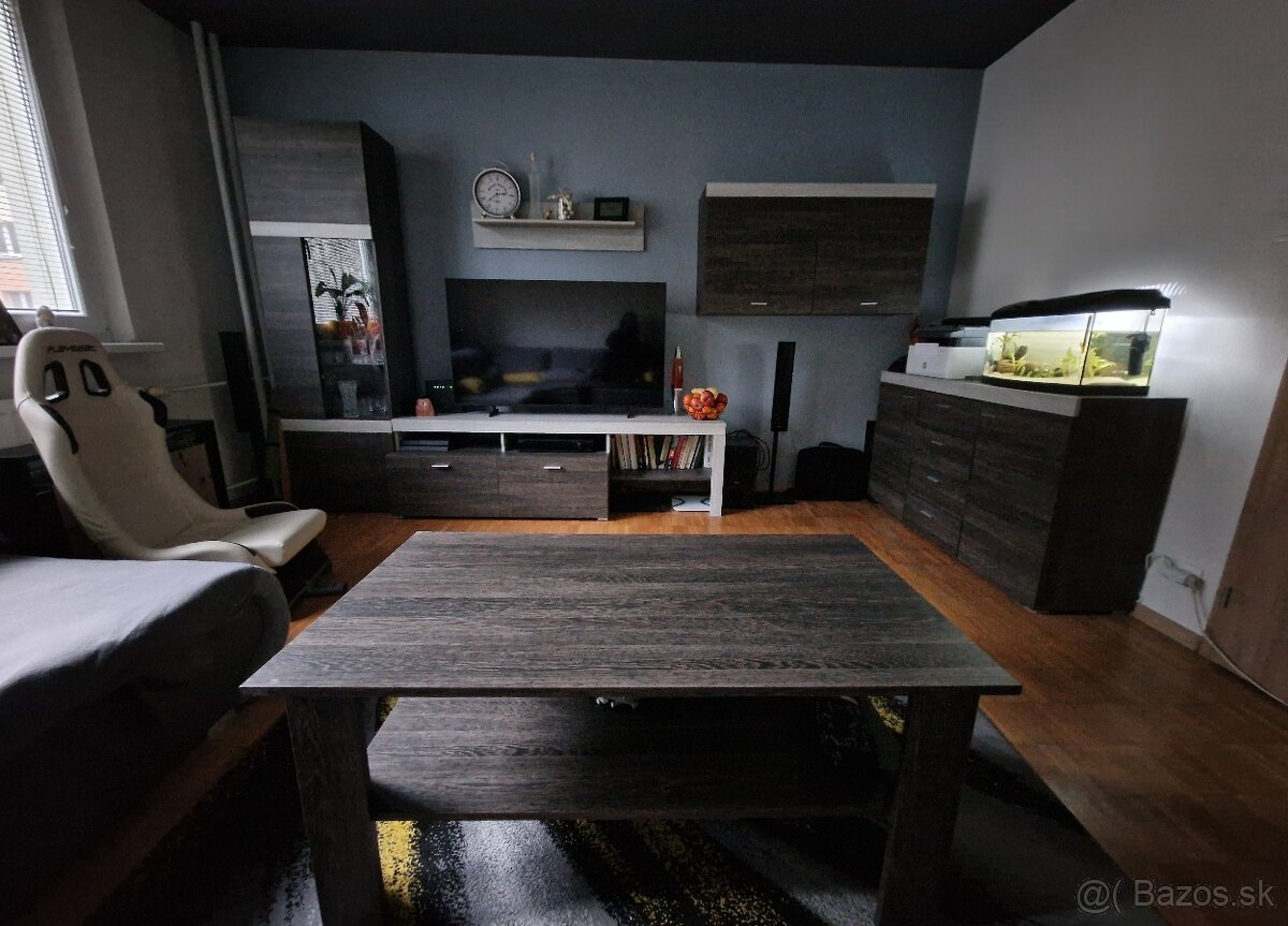 Obývacia stena so stolíkom a komodou