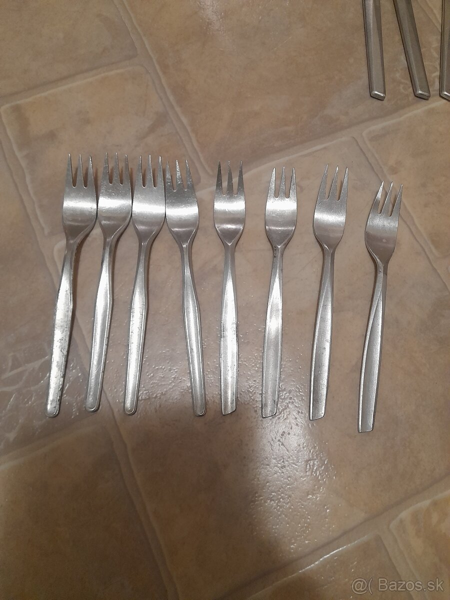 Staré hliníkové príbory