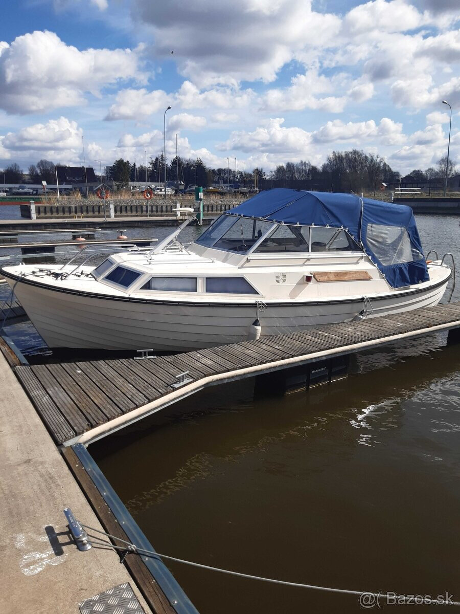 Loď Marex kajutová 25, 7.5x2.5m