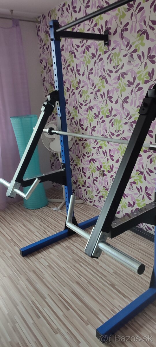 Half rack -stojan, nastaviteľné ramená
