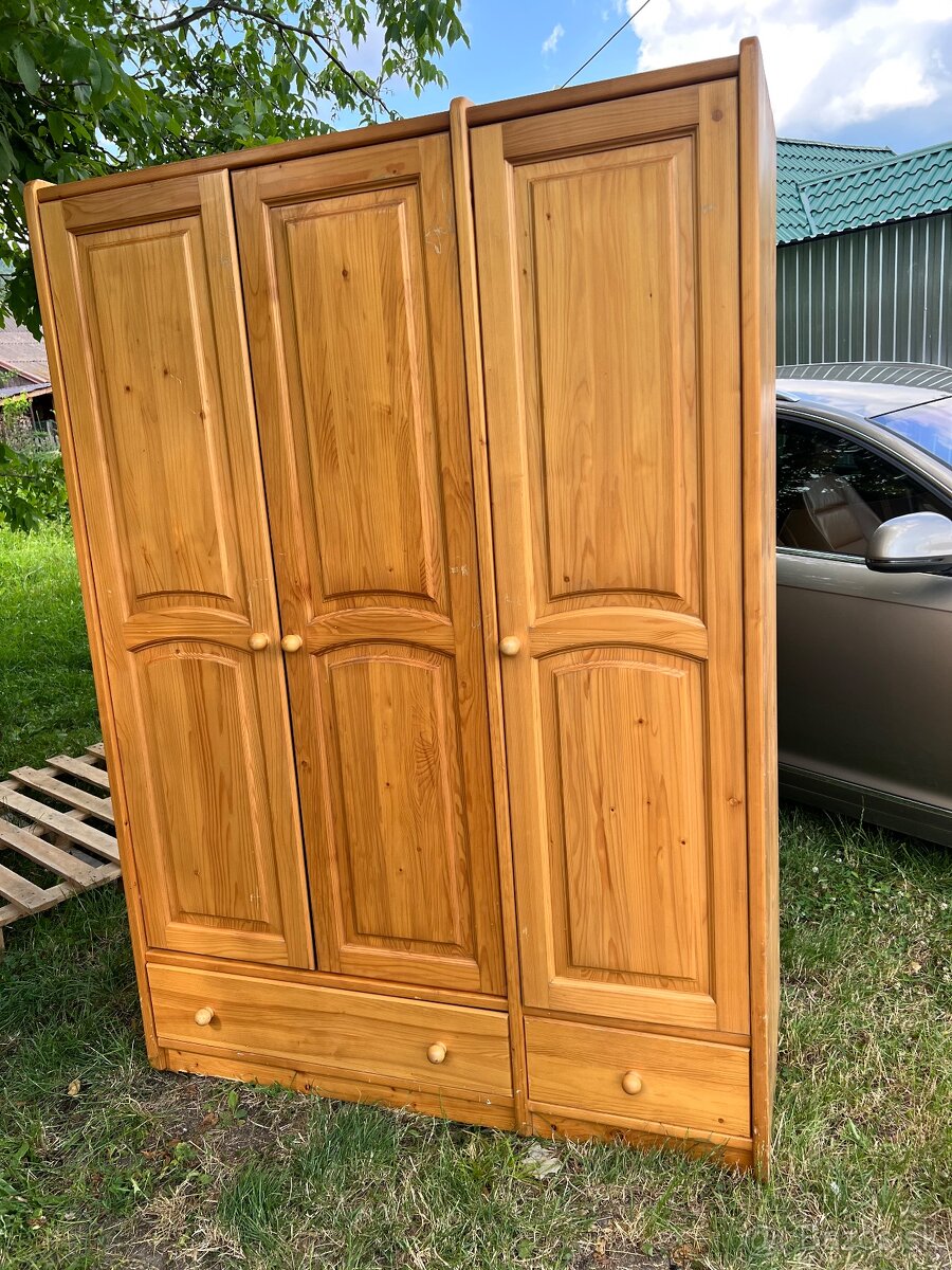 Skriňa s masívu
