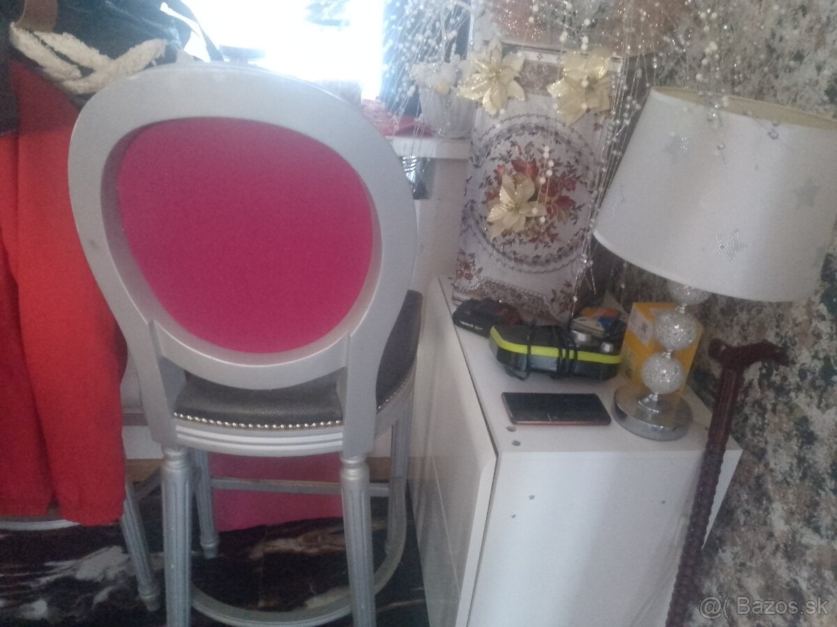 Sedačka a barové stoličky