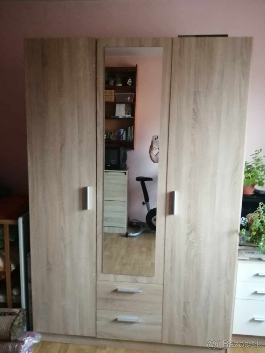 Predám trojdverovú skriňu so zásuvkami a zrkadlom