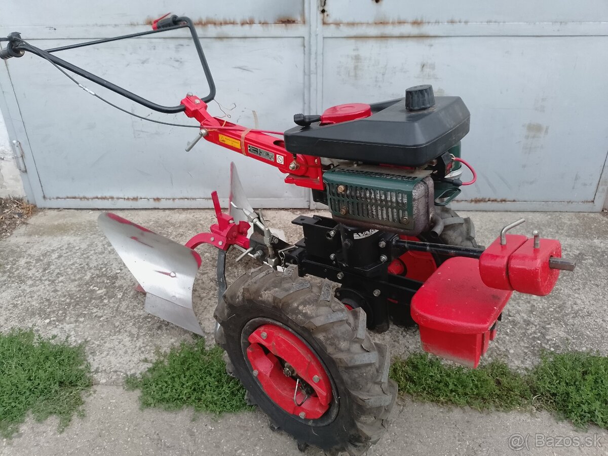 Vari malotraktor,motor Jikov,držáky,závaží,pluh, těleso