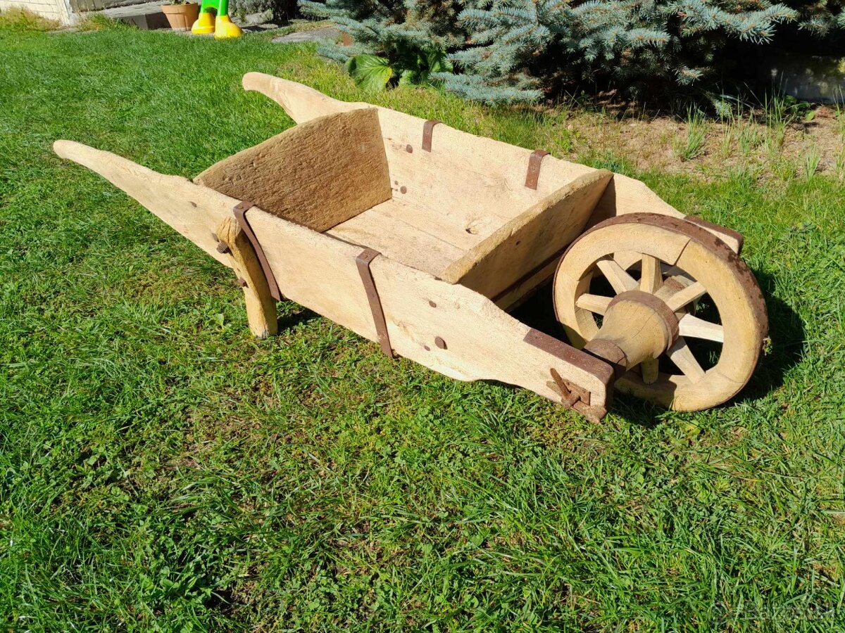 Starý drevený fúrik - tragač - barrow - wheelbarrow