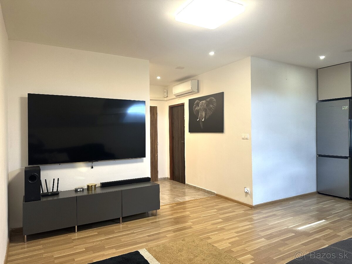 Veľkometrážny 2 izb. klimatizovaný byt v tichej lokalite