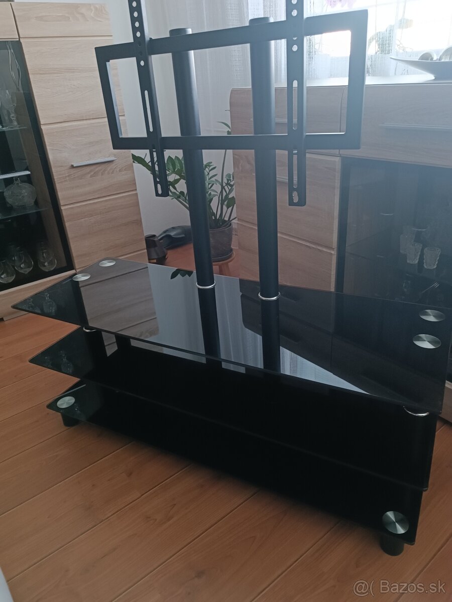 Stolík pod plochú televiziu