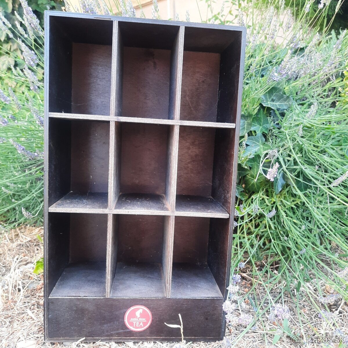 Polička, regál s 9-timi okienkami