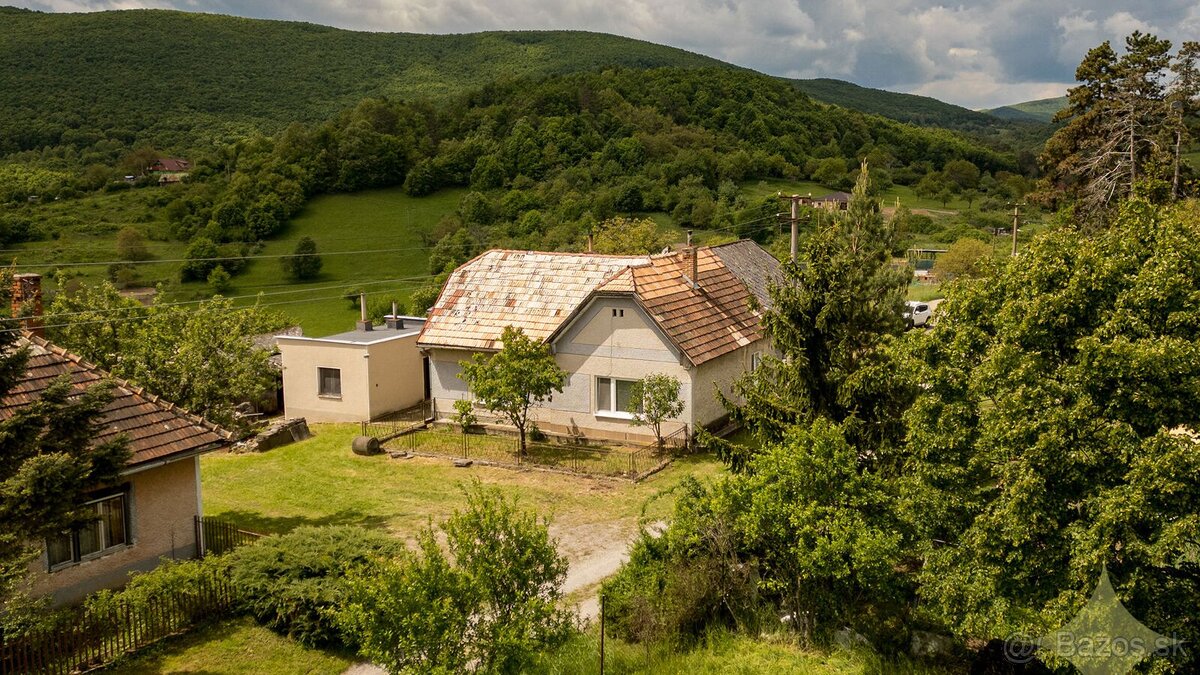 Exkluzívne na predaj gazdovský rodinný dom s pozemkom o rozl