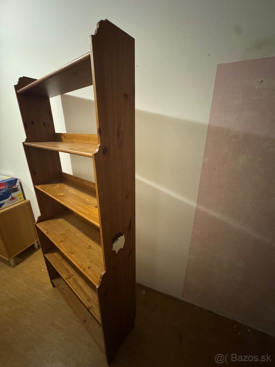 Drevená skriňa do chodby alebo kuchyne