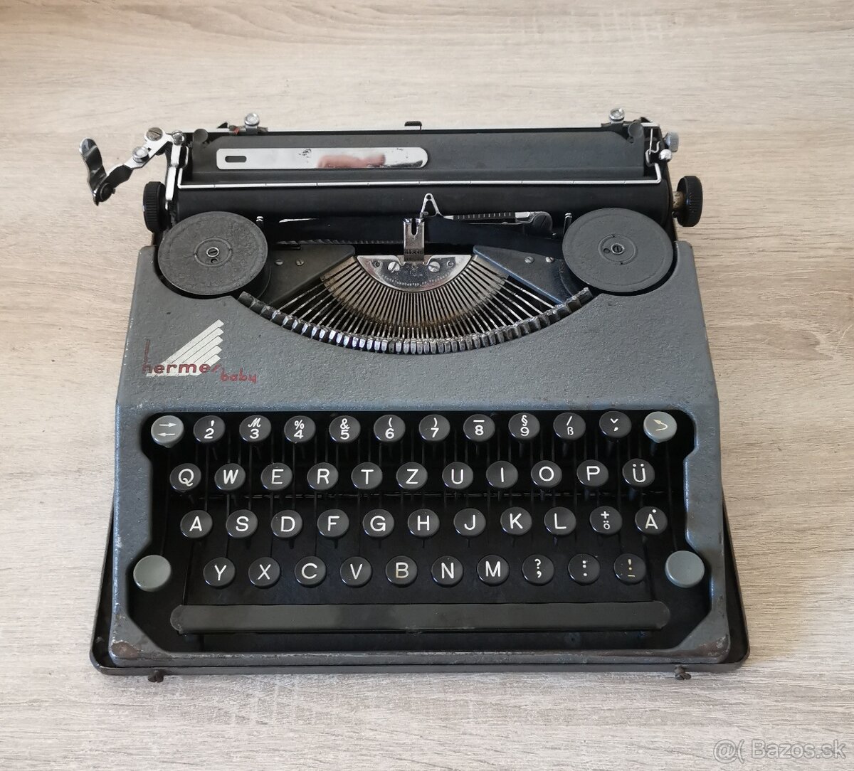 Starožitný písací stroj HERMES Baby z roku 1940