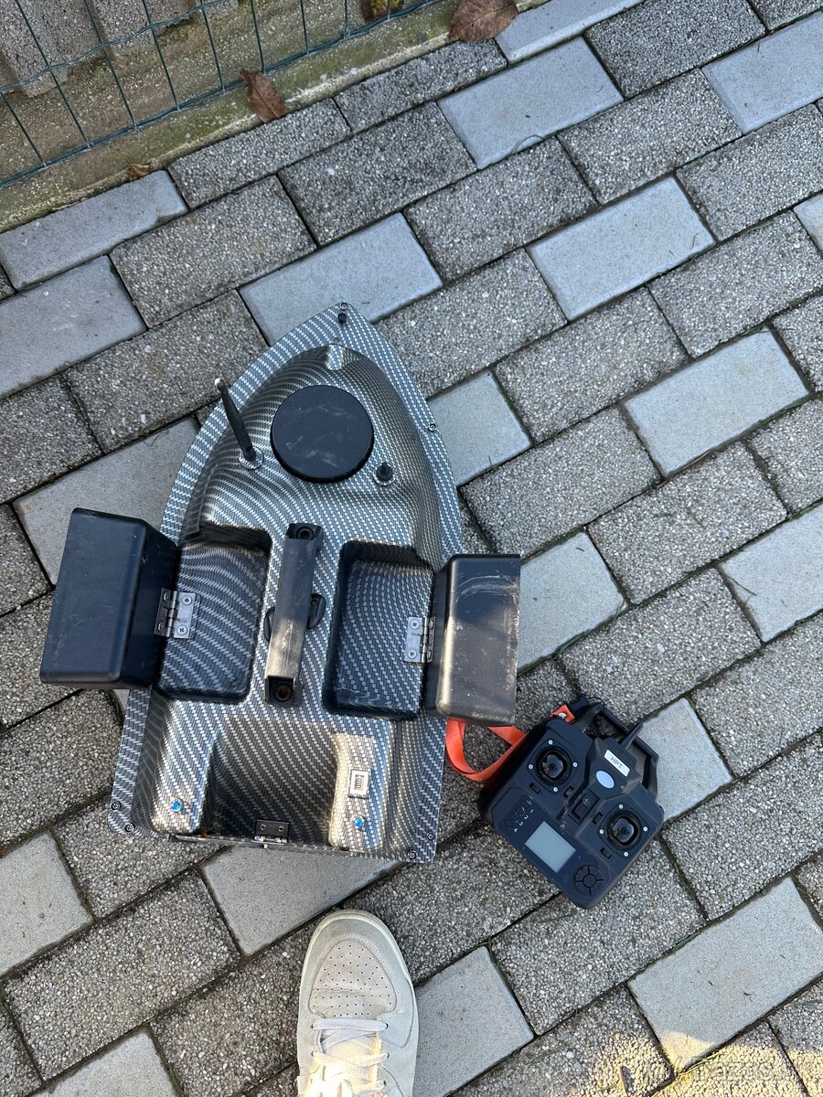 Zavážacia lodka na ryby