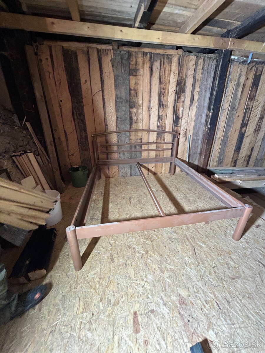 Železná manželská postel