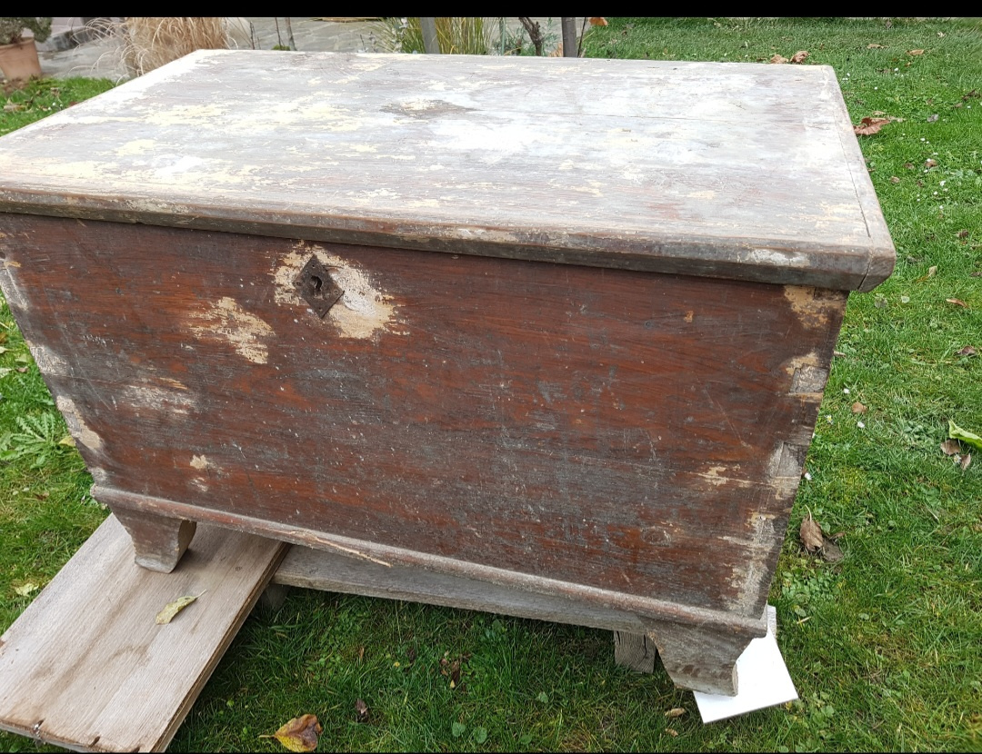 stará drevená truhlica starožitnosť
