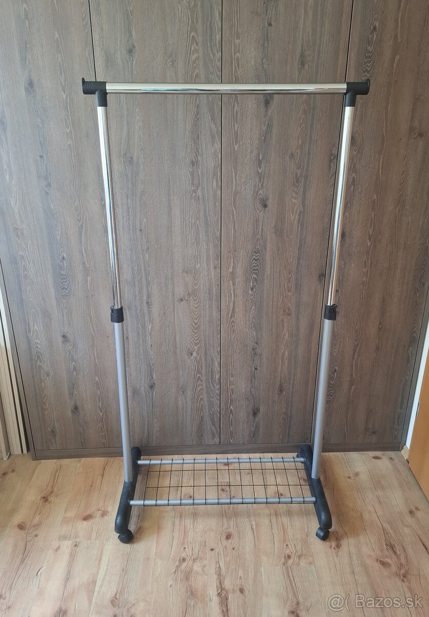 Teleskopický stojan na odev