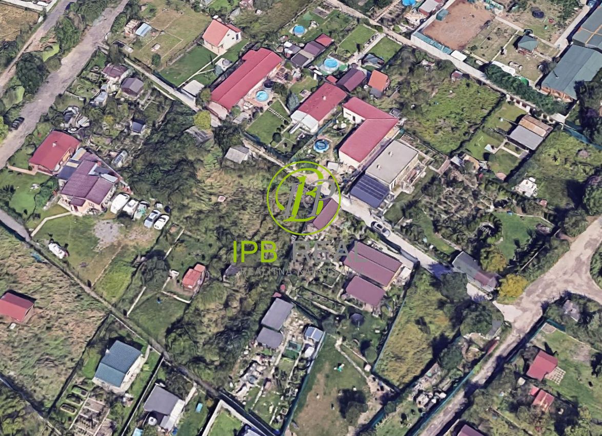 Priestranný pozemok v lokalite Žabí majer v Rači