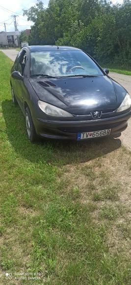 Peugeot 206 na náhradné diely v celku.