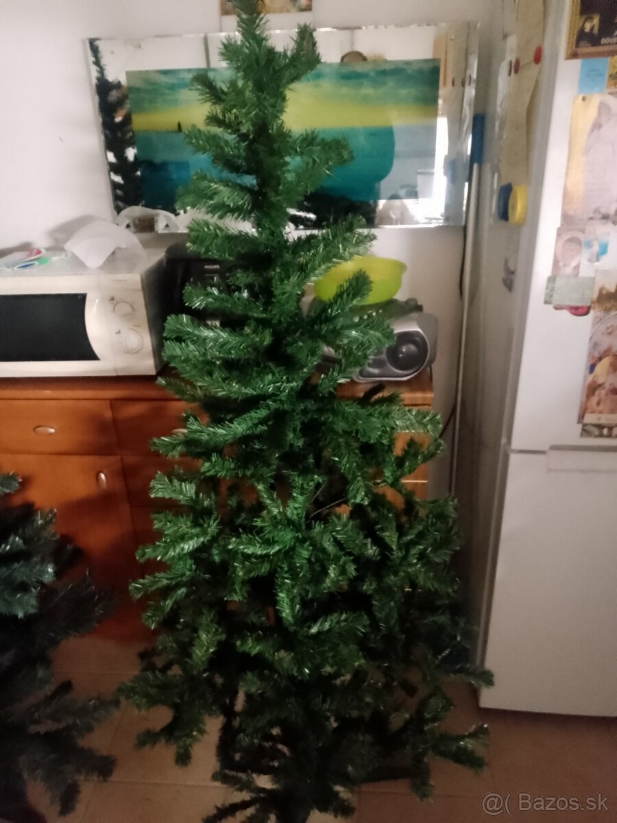 Predam 2 vianocne stromceky + svetelna retaz(dekoracia)