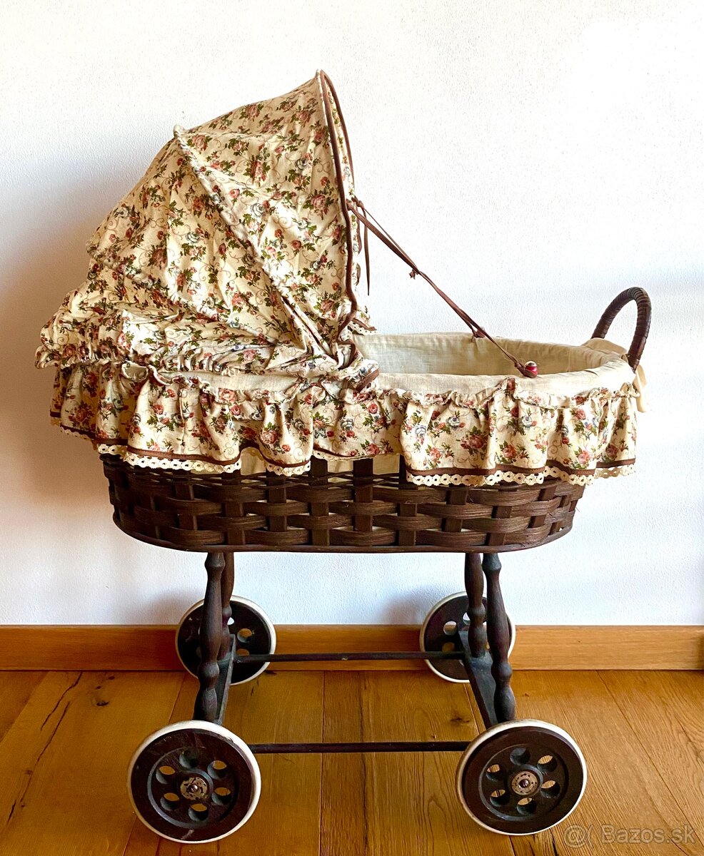 Starý proutěný kočárek