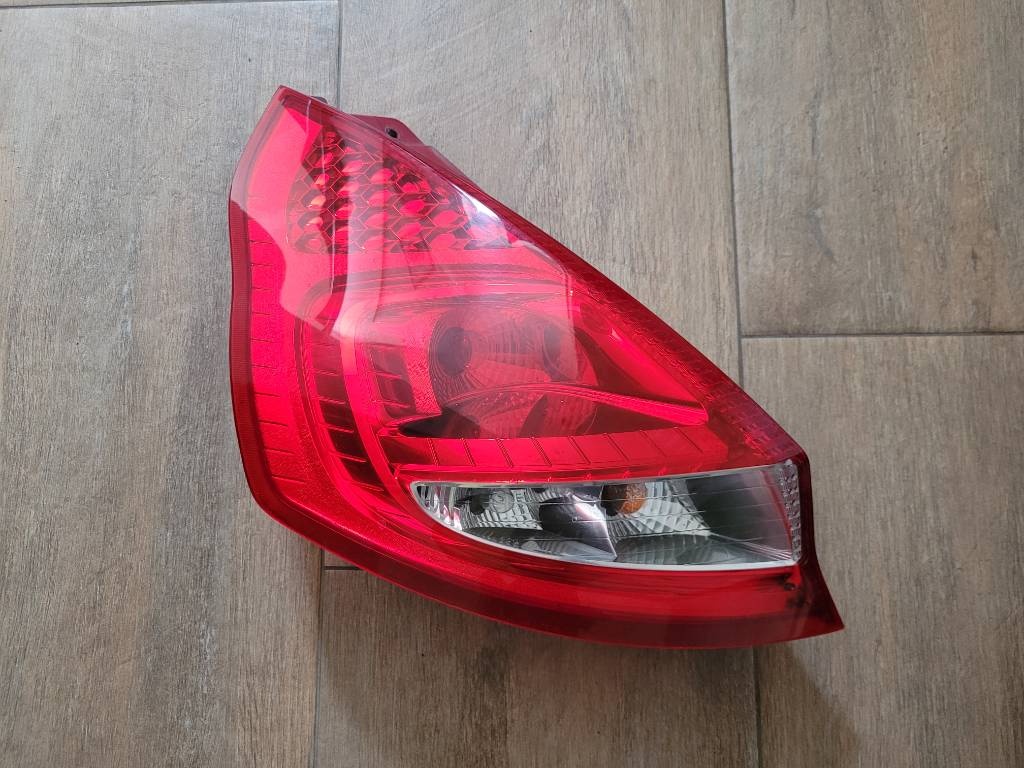 FORD FIESTA LAVE SVETLO