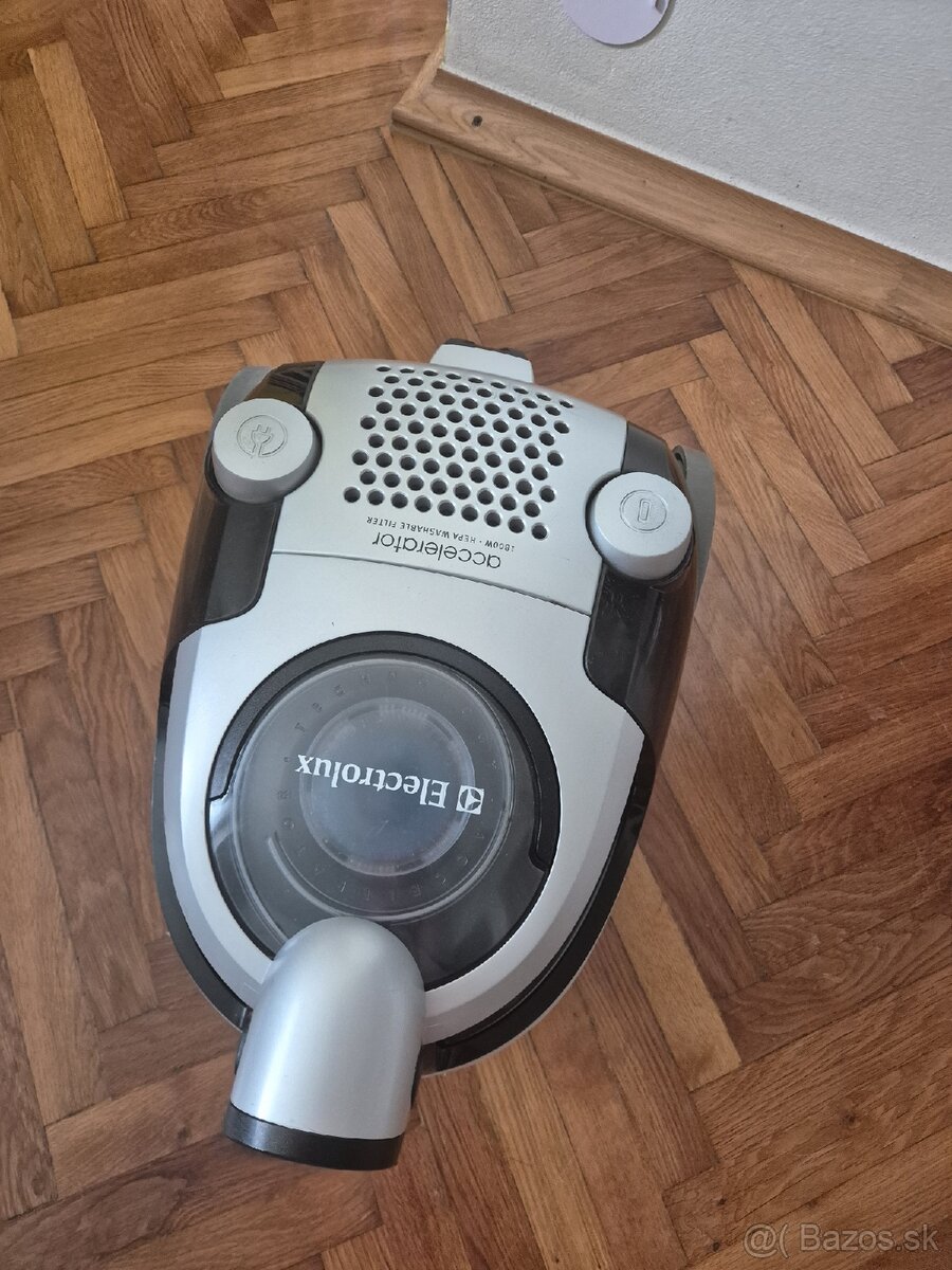 NEFUNKCNY vysavac electrolux