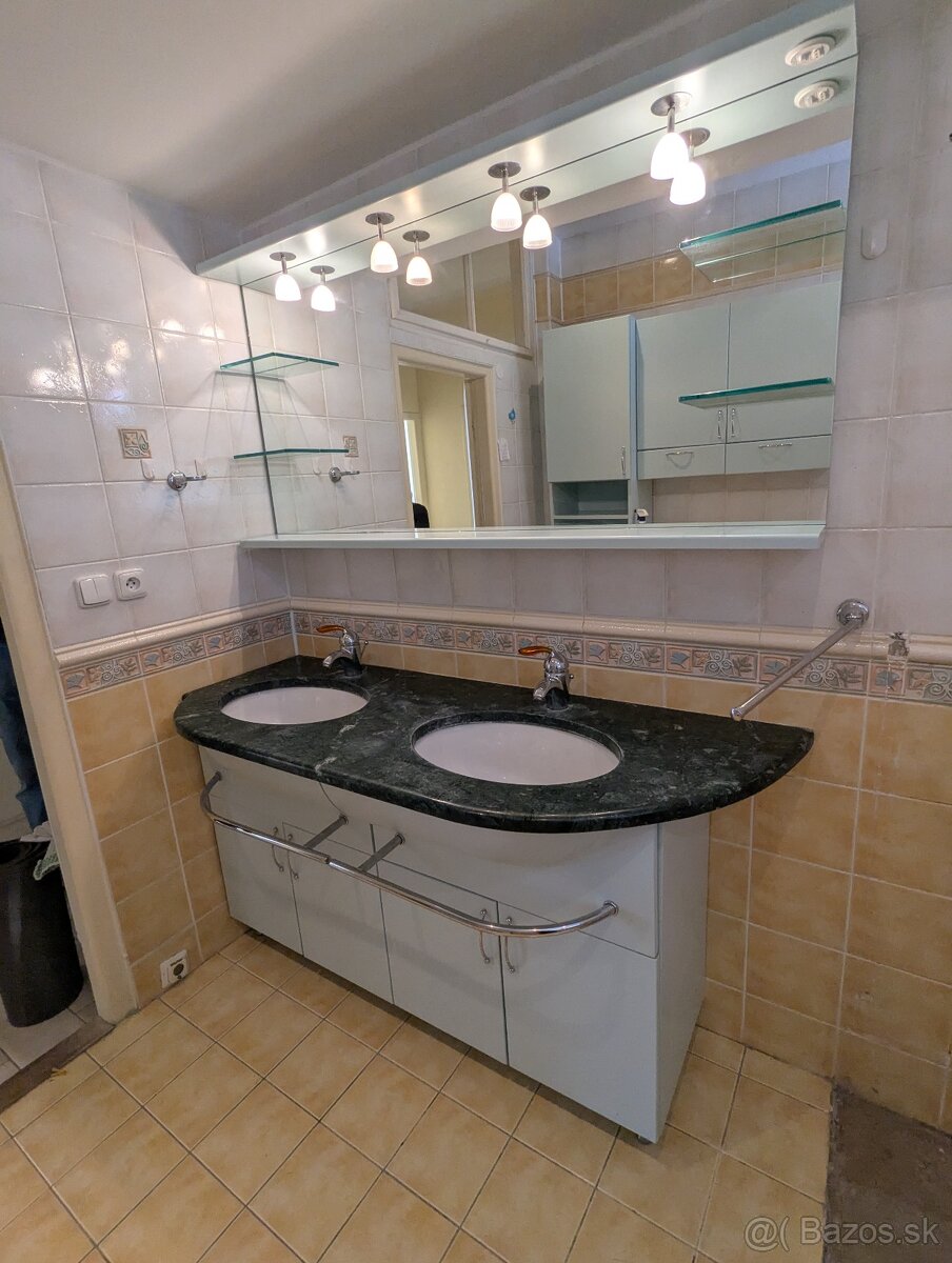 Kúpeľňová zostava s mramorom