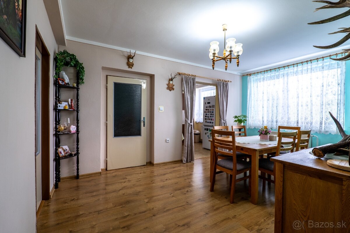 Byt s garážou v obci Dvorníky.