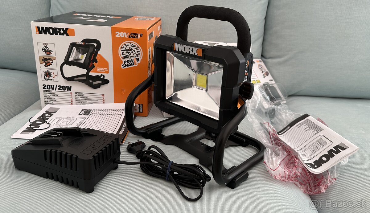 Aku pracovné svetlo WORX 20V WX026.9 s AKU a NABÍJAČKOU 150E