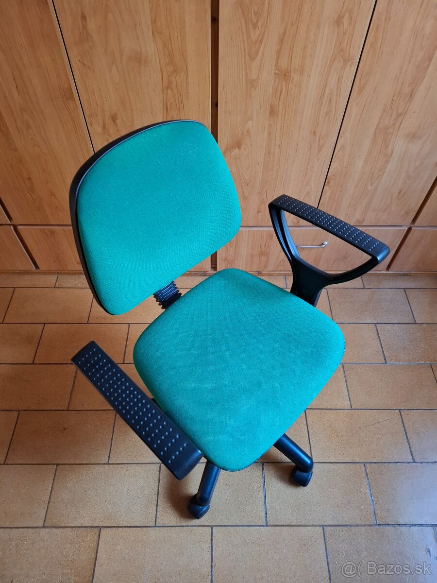 Otočná výškovo nastaviteľná stolička zelená
