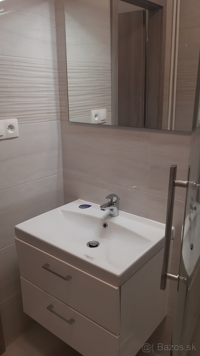 SENEC - CENTRUM: NA PREDAJ ZARIADENÝ 1-izbový byt s loggiou.